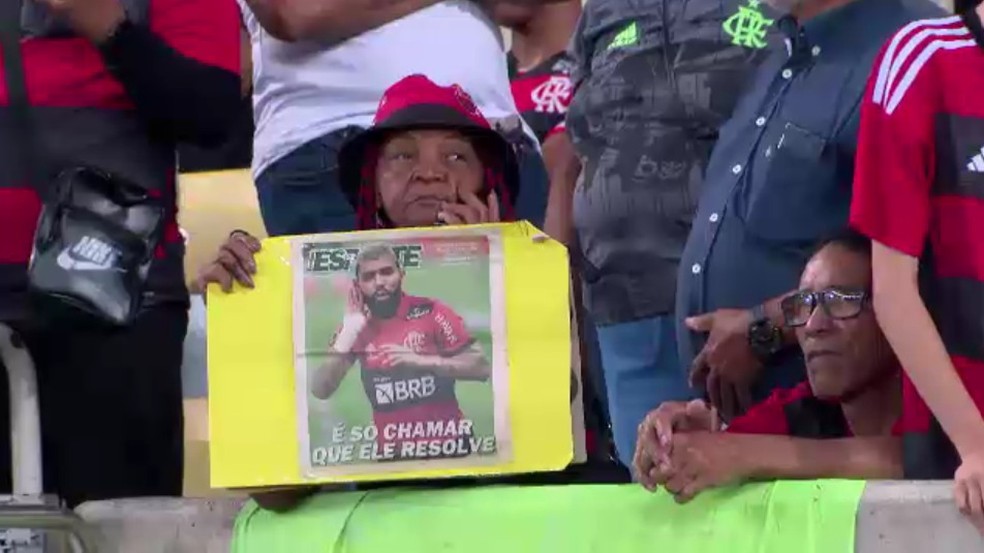 Torcedora leva cartaz para Gabigol em Flamengo x Peñarol — Foto: Brendo Fernandes