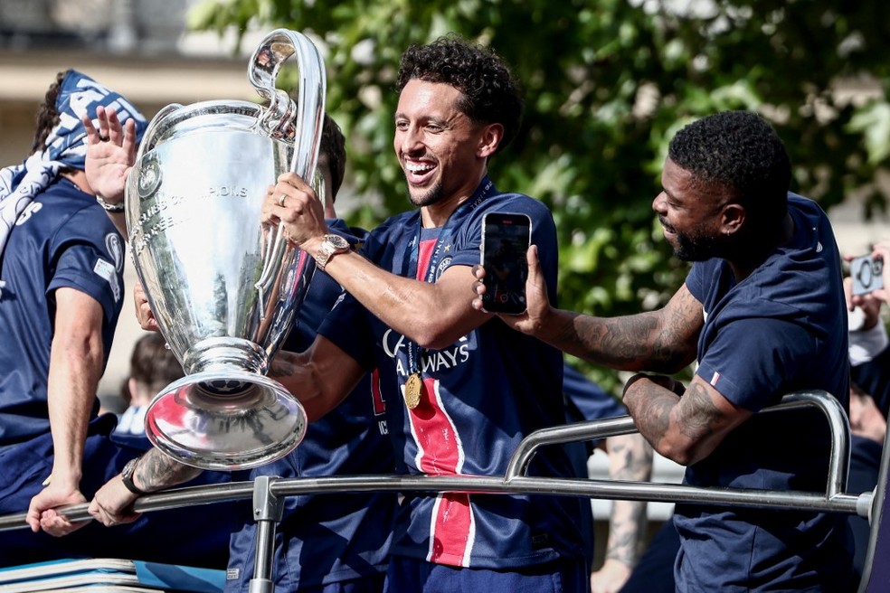 Marquinhos com a taça da Champions League — Foto: Thibaud MORITZ / AFP
