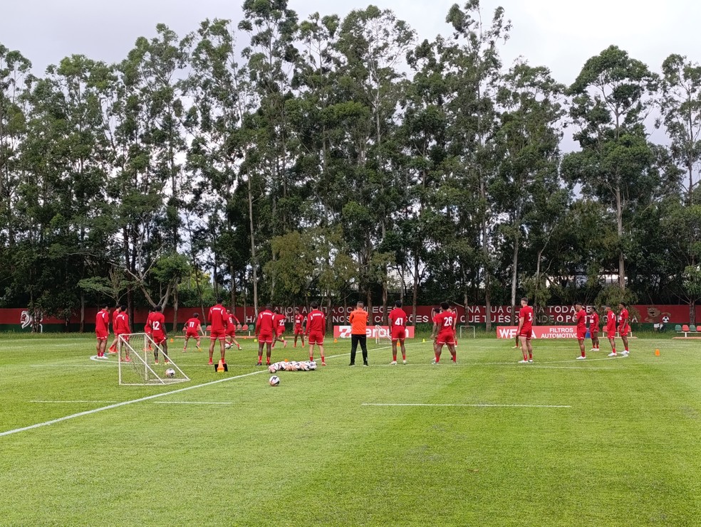 Elenco da Portuguesa treinou no CT do Parque Ecológico antes de duelo contra o São Paulo — Foto: Júlio Silva