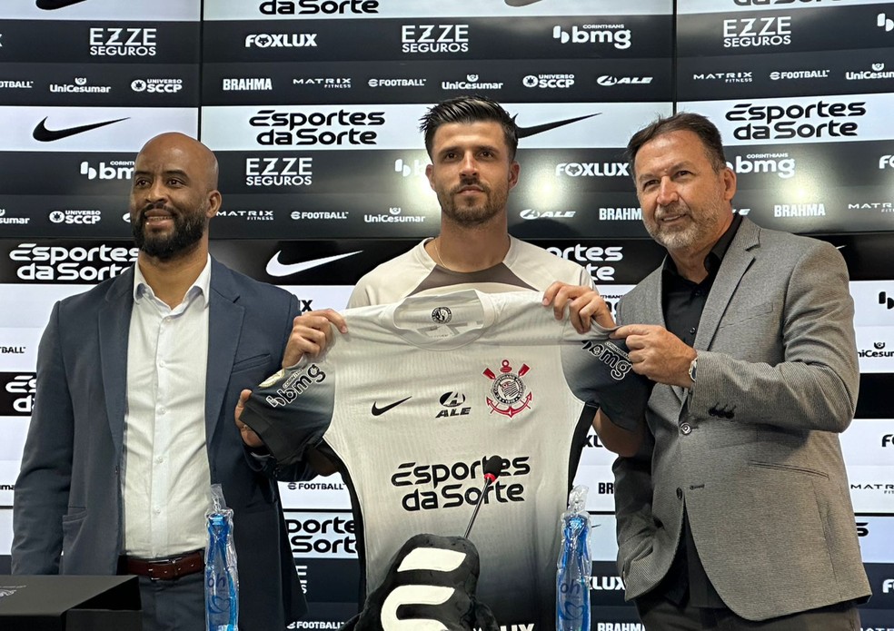 Héctor Hernández é apresentado no Corinthians — Foto: Bruno Cassucci