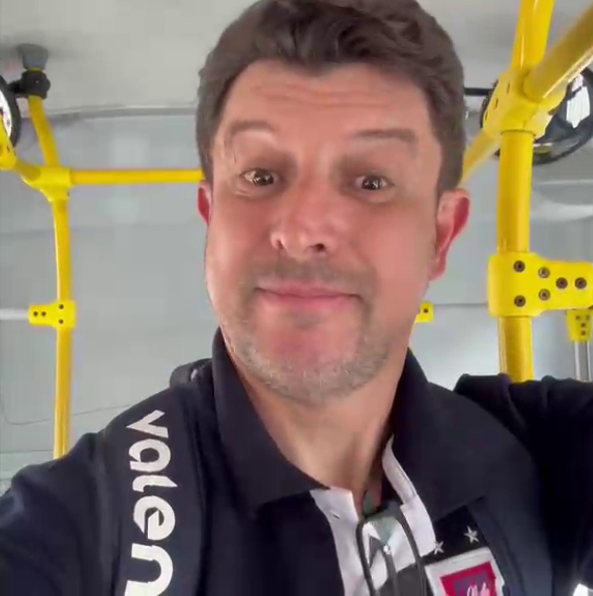 Tcheco gravando vídeo dentro do ônibus em Curitiba