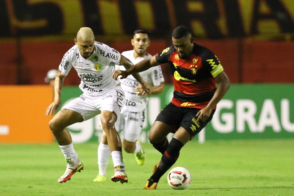 Lá vem ele deslizar no gramado. 💥 📸 - Doentes por Futebol