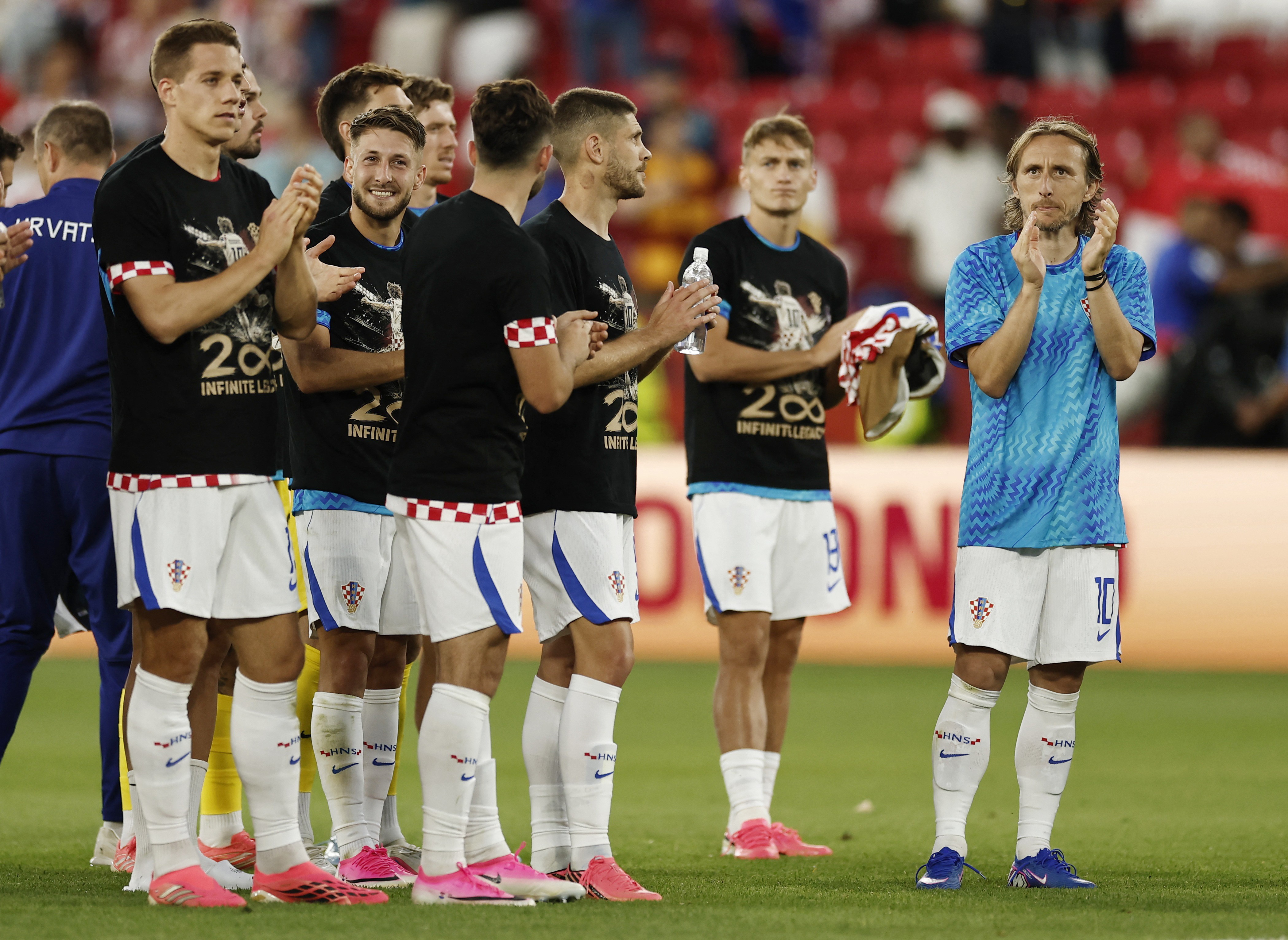 Croácia homenageia Modric com camisa pelos 200 jogos: "Legado infinito"