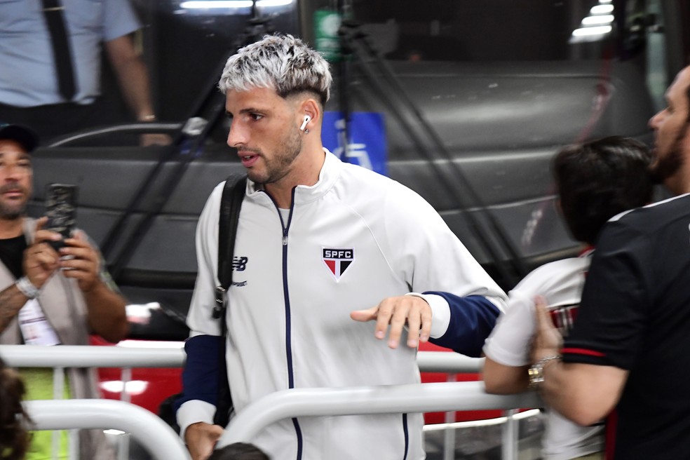 Calleri antes de São Paulo x Portuguesa — Foto: Marcos Ribolli
