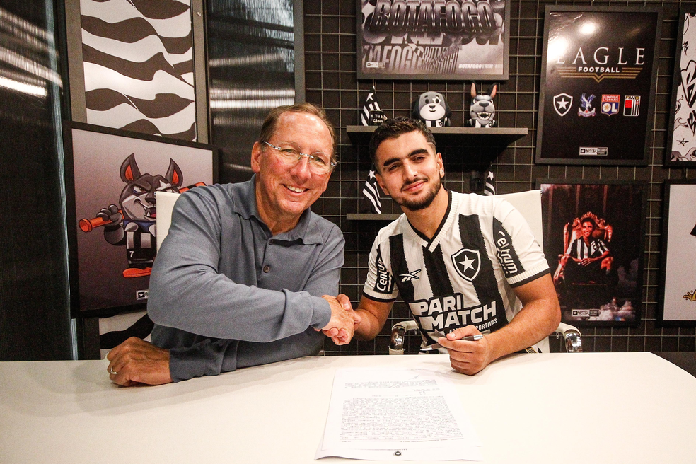 Franco-marroquino El Arouch assinou com o Botafogo — Foto: Vitor Silva / Botafogo