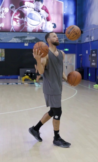 Stephen Curry impressiona ao fazer malabarismo com bolas de basquete; vídeo