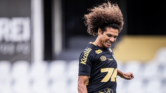 Volta quando? Willian Arão vive período crítico dois meses depois de único jogo pelo Santos - Ainda em recuperação de "pequena lesão", volante não tem conseguido treinar com o grupo; Peixe prepara uma espécie de ultimato e não descarta rescisão