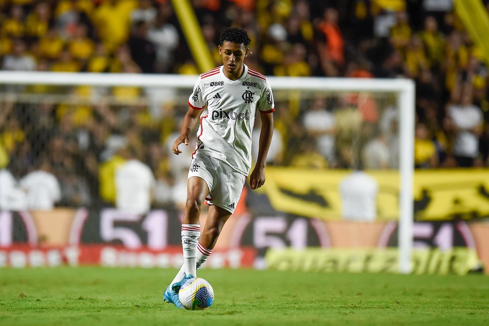 Zagueiro João Victor, de 17 anos, é uma das promessas da base do Flamengo