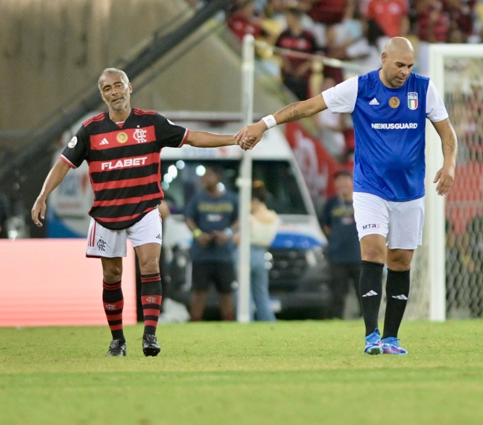 Romário e Adriano em despedida do Imperador — Foto: André Durão/ge