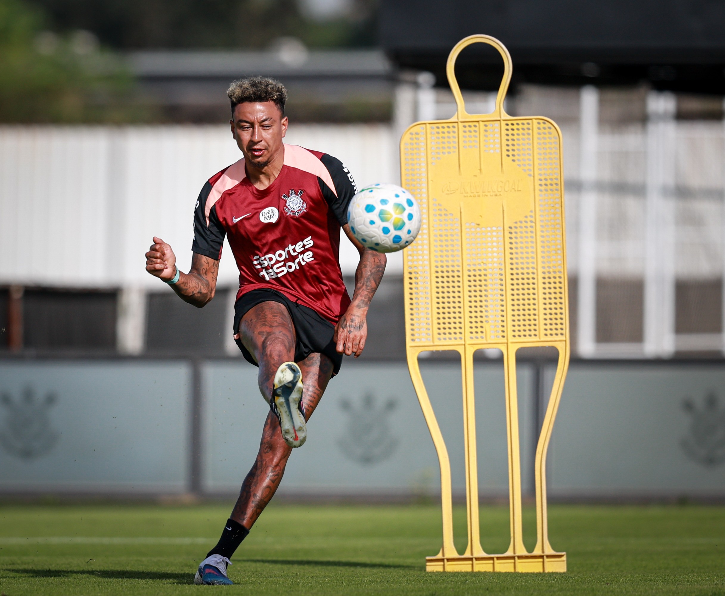 Corinthians libera Lingard para funeral na Inglaterra
