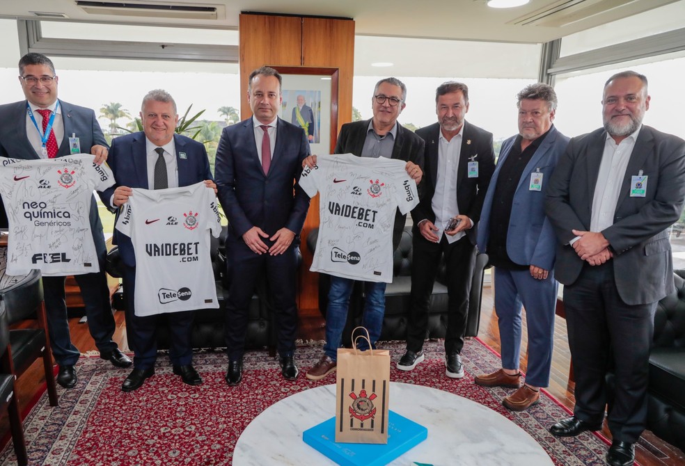 Atual gestão do Corinthians em encontro com presidente da Caixa em Brasília — Foto: Divulgação