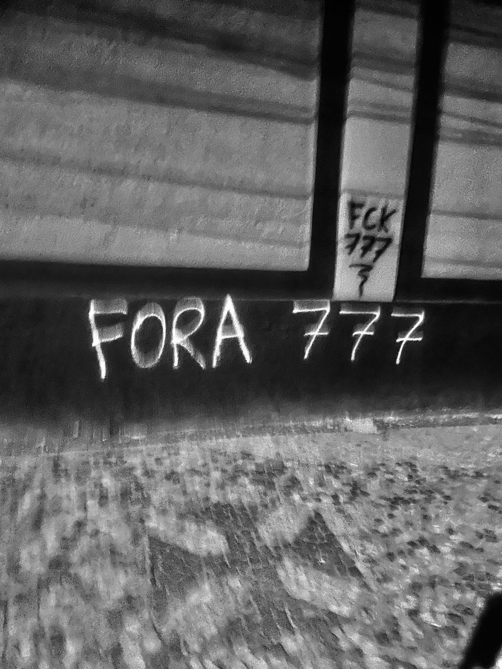 São Januário, estádio do Vasco, amanhece com pichações contra 777 — Foto: Reprodução