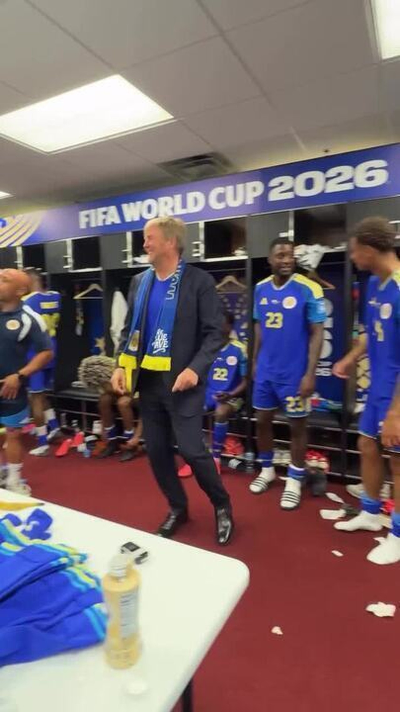 Rei e rainha da Holanda dançam com jogadores de Curaçao em vestiário