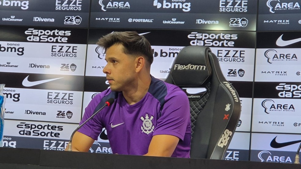 Ángel Romero concedeu entrevista coletiva no Corinthians — Foto: Yago Rudá