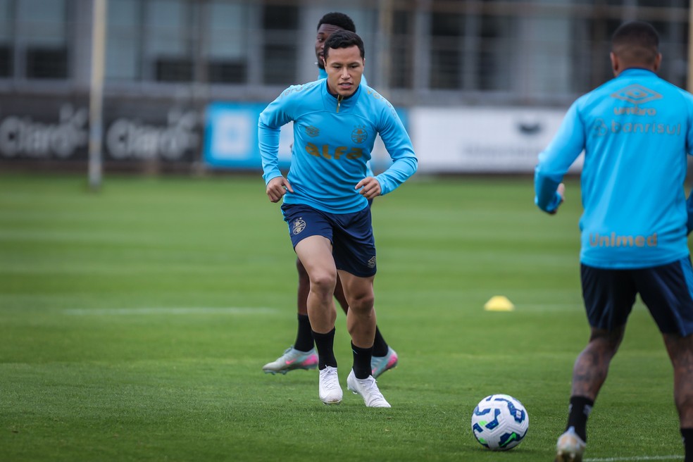 Marlon e Amuzu (ao fundo) em treino do Grêmio — Foto: CAROLINE MOTTA/GRÊMIO FBPA