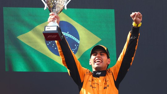 CEO da McLaren e Alonso celebram vitória de Bortoleto na F2