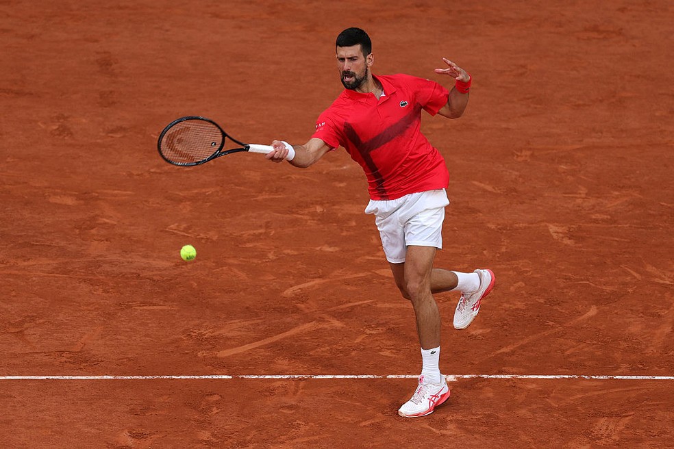 Djokovic em ação pelas quartas de final de Roland Garros — Foto: Getty Images