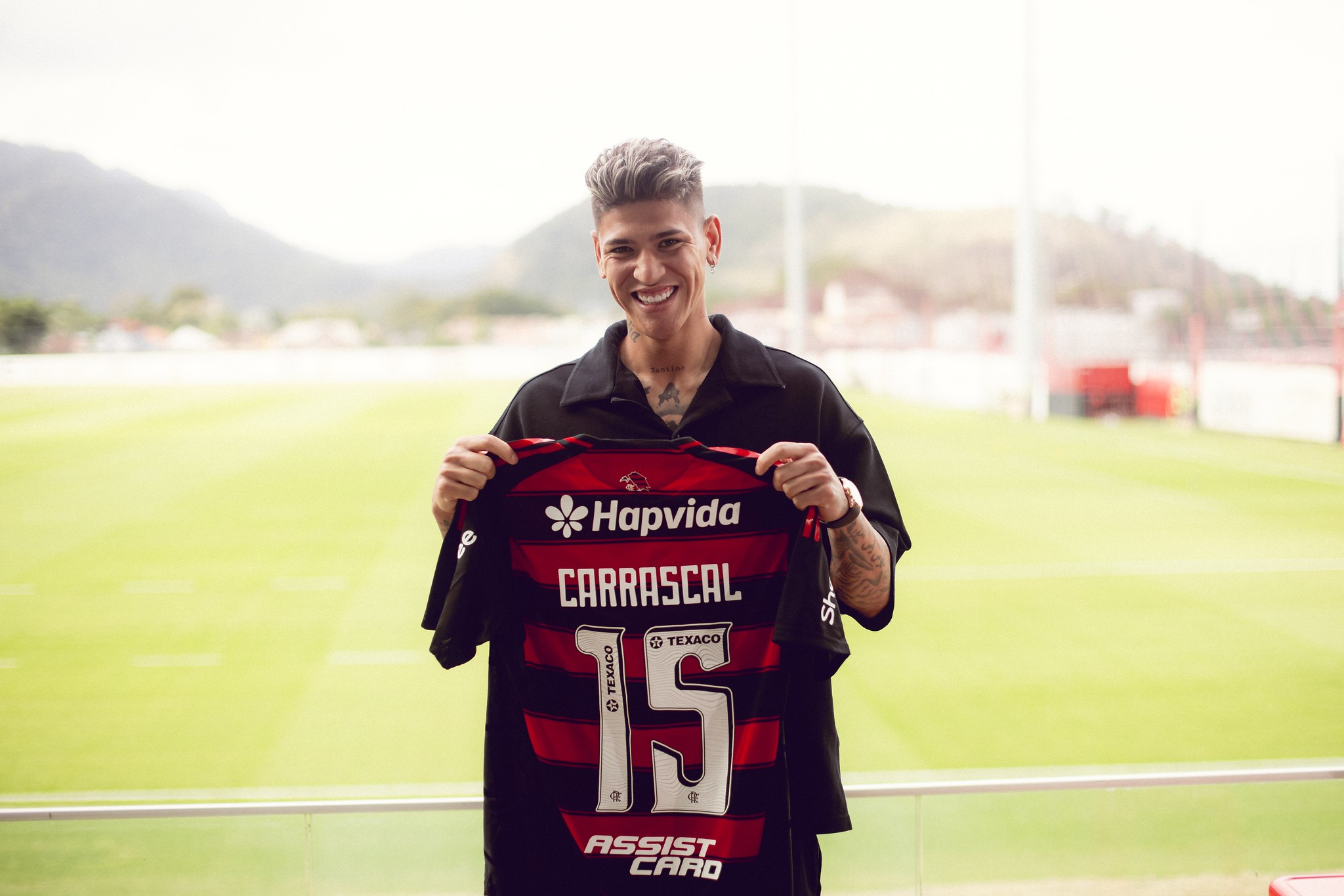 Reforço do Flamengo, Carrascal cita Ronaldinho como inspiração e explica tatuagem igual a de Ayrton Lucas