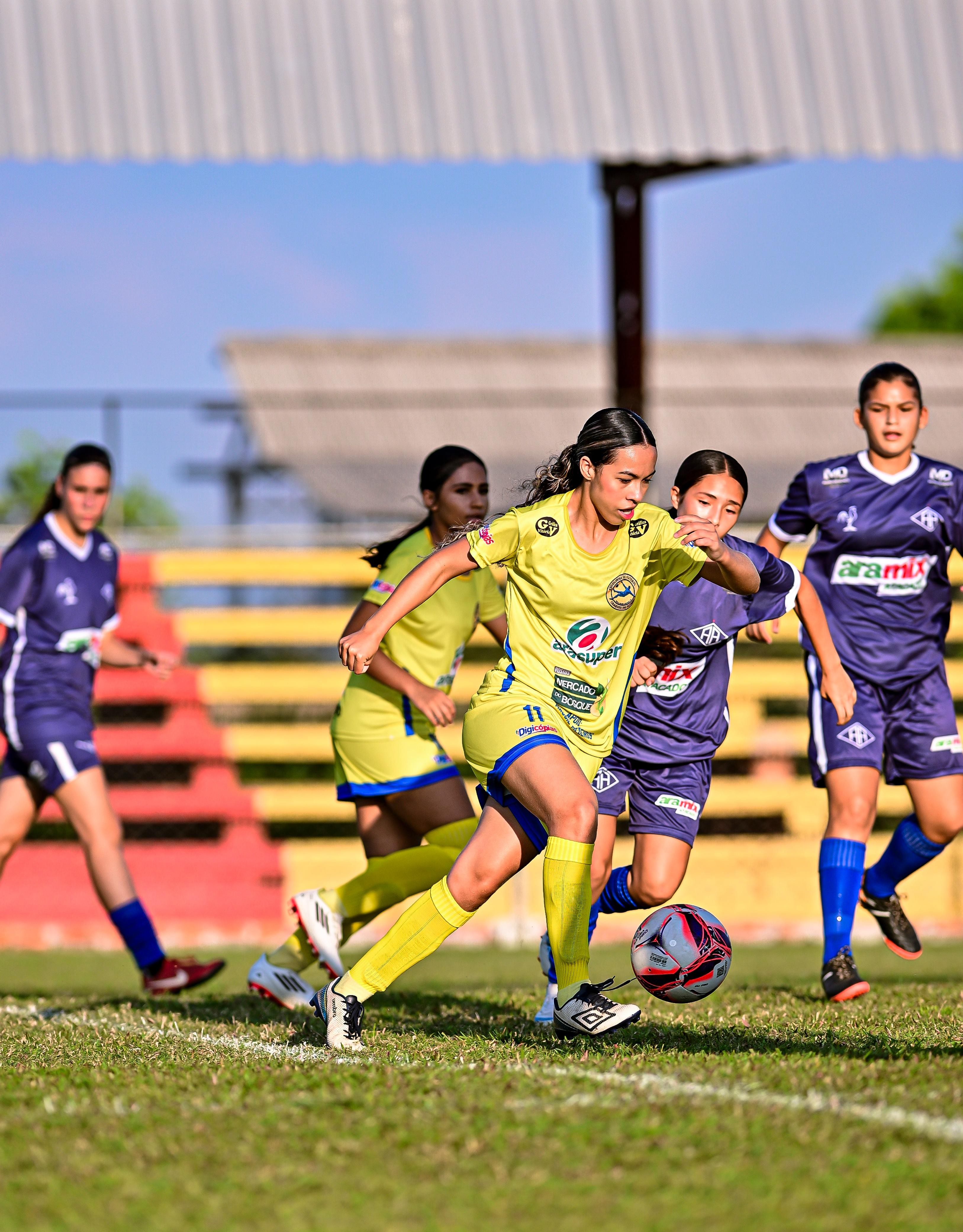 Partida de futebol feminino juvenil no Estádio Florestinha