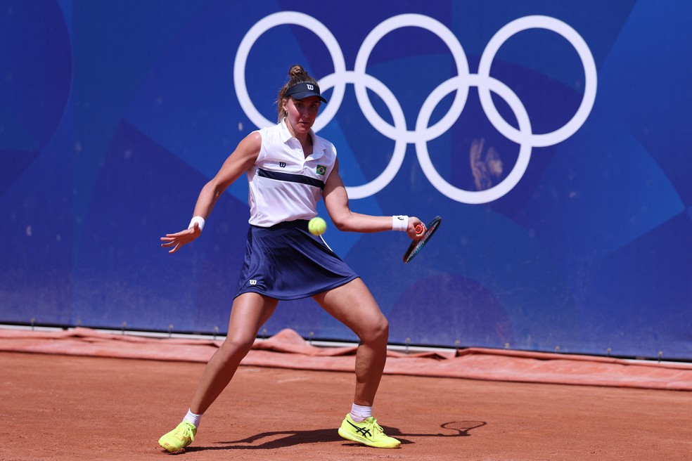 Tenista Bia Haddad em jogo contra Anna Karolina Schmiedlov nos Jogos Olímpicos de Paris 2024 — Foto: REUTERS/Claudia Greco