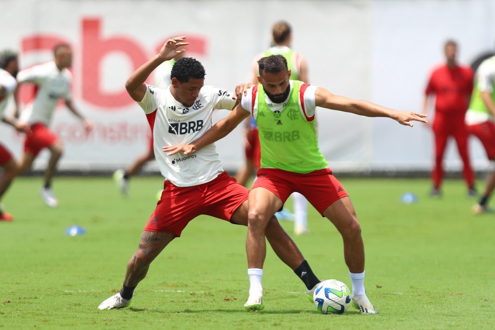 Cleiton e Thiago Maia no treino deste sábado no Ninho — Foto: Gilvan de Souza / CRF