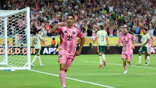 Luis Suárez faz golaço e se aproxima de recorde de Cristiano Ronaldo e Pelé em Mundiais