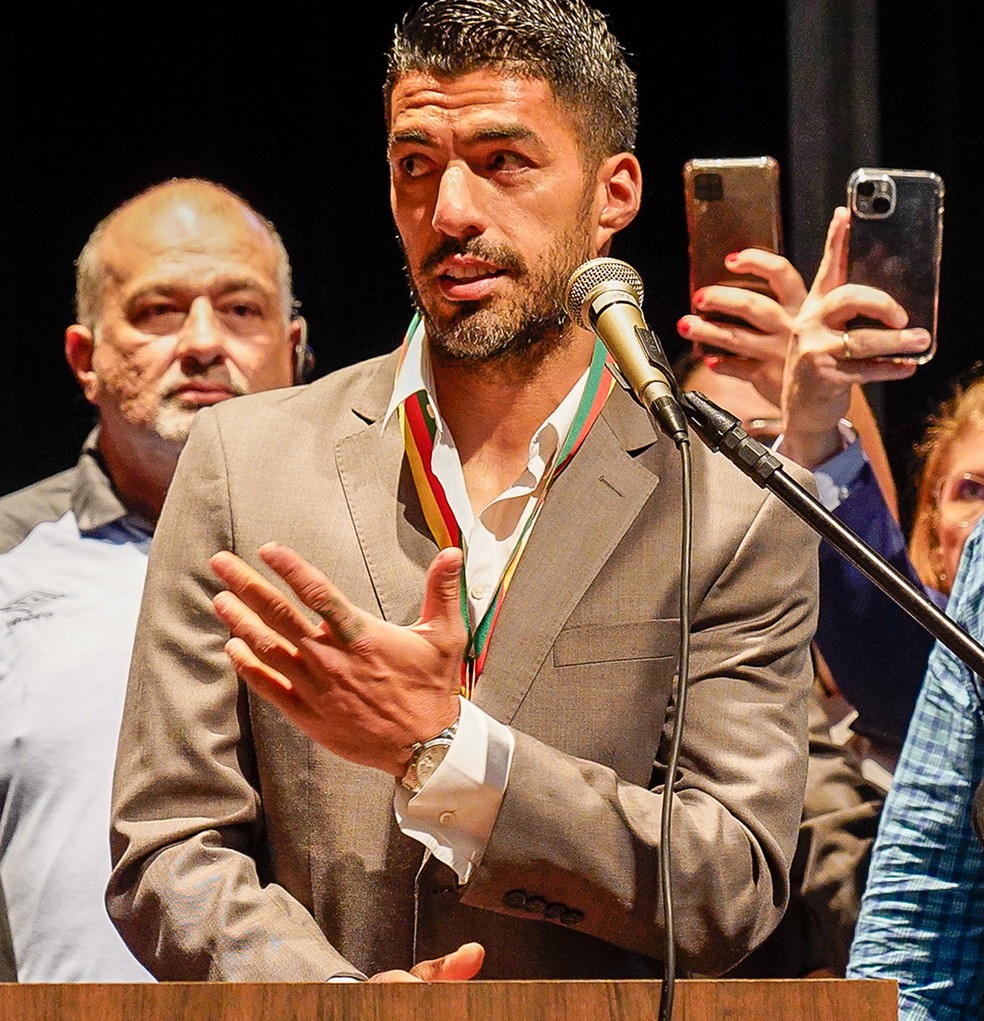 Luis Suárez recebe homenagem na Assembleia Legislativa do RS — Foto: Celso Bender/Agência ALRS