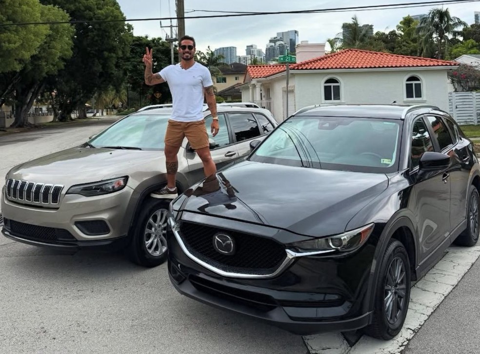 Lenny em sua empresa de aluguel de carros nos Estados Unidos
