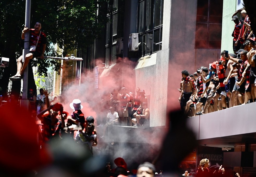 Torcedores do Flamengo nas marquises festa da comemoração Libertadores — Foto: André Durão