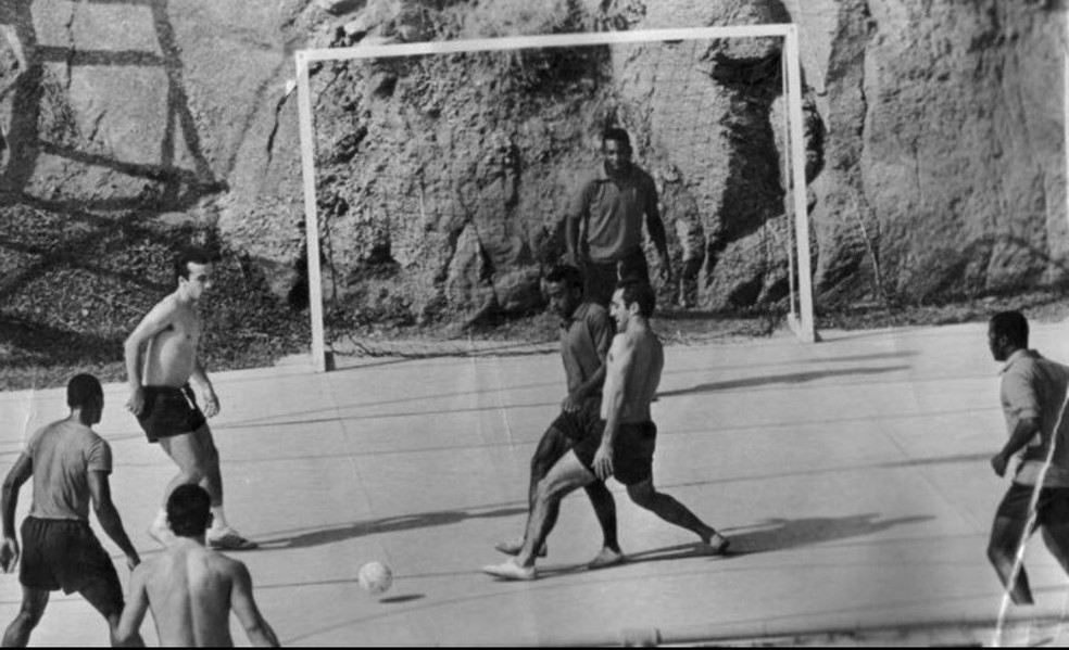Pelé en la portería de la selección brasileña de fútbol sala antes de ir al Mundial de 1970 — Foto: Reproducción