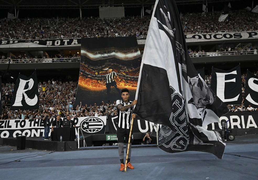 Igor Jesus com a bandeira em sua homenagem em sua despedida do Nilton Santos — Foto: André Durão
