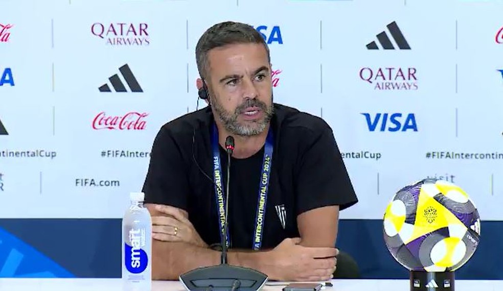 Artur Jorge em coletiva em Doha — Foto: Reprodução