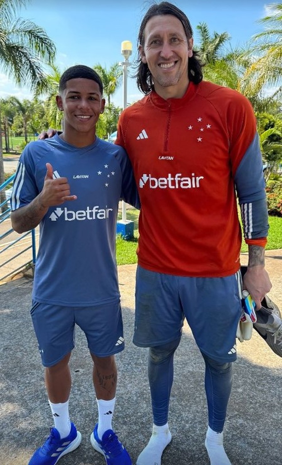 Akiles posa para foto com Cássio no Cruzeiro — Foto: Reprodução/ Instagram