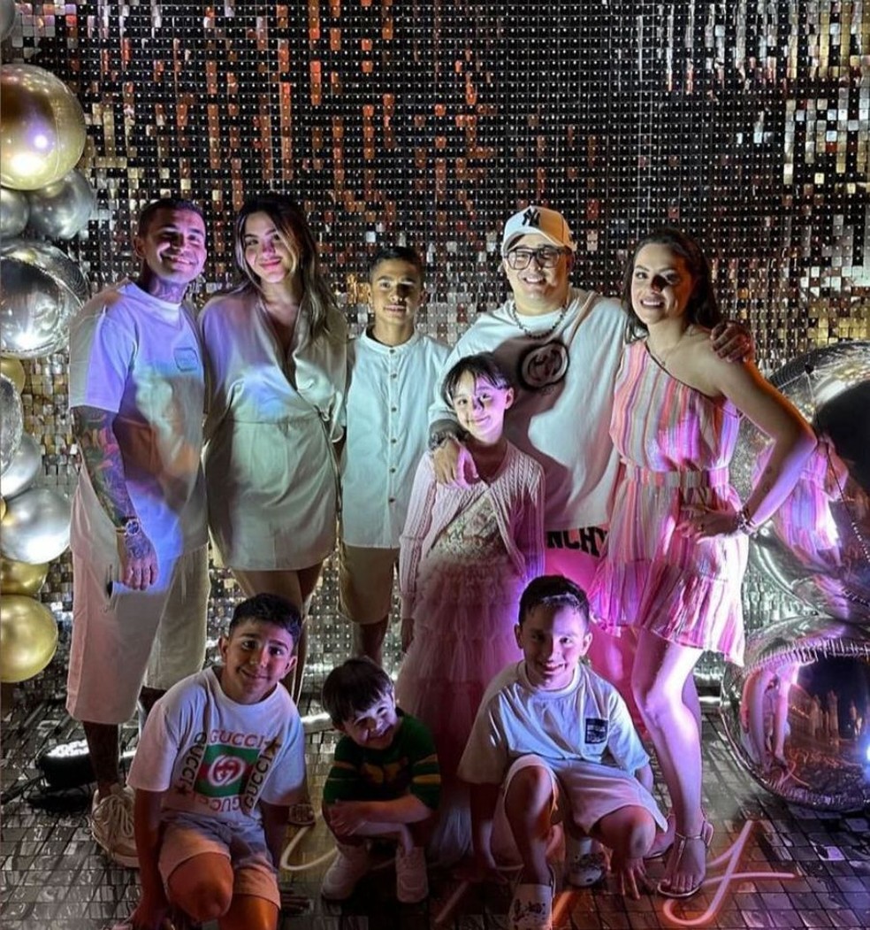 Dudu entrou em 2024 ao lado da família — Foto: Reprodução/Instagram