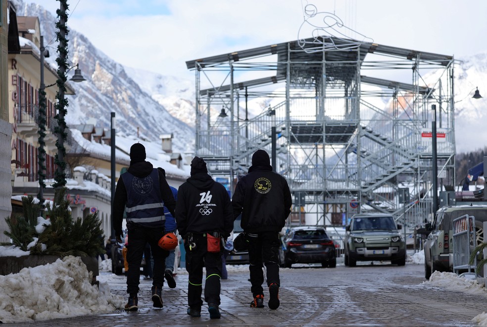 Funcionários da organização de Milão-Cortina 2026 trabalham para reduzir impactos do Aquecimento Global — Foto: Fabrizio Bensch/Reuters