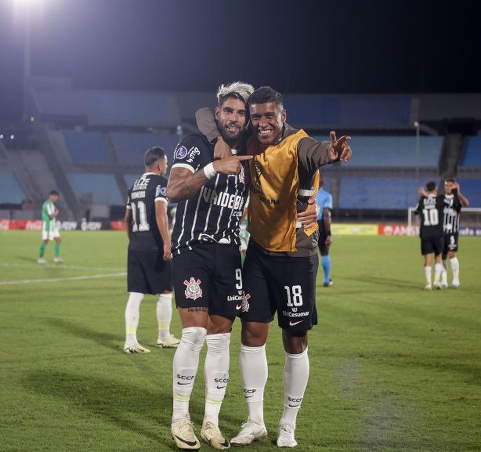 Paulinho e Yuri Alberto comemoram gol do Corinthians contra o Racing-URU pela Sulamericana