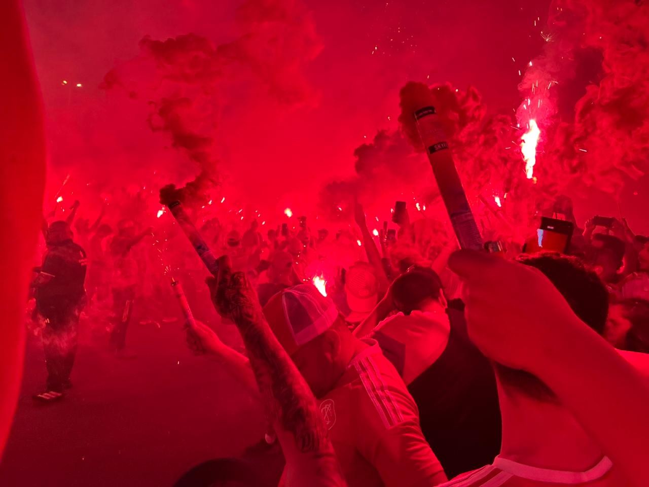 "Ruas de fogo": veja como foi a festa da torcida do Inter antes do Gre-Nal 453