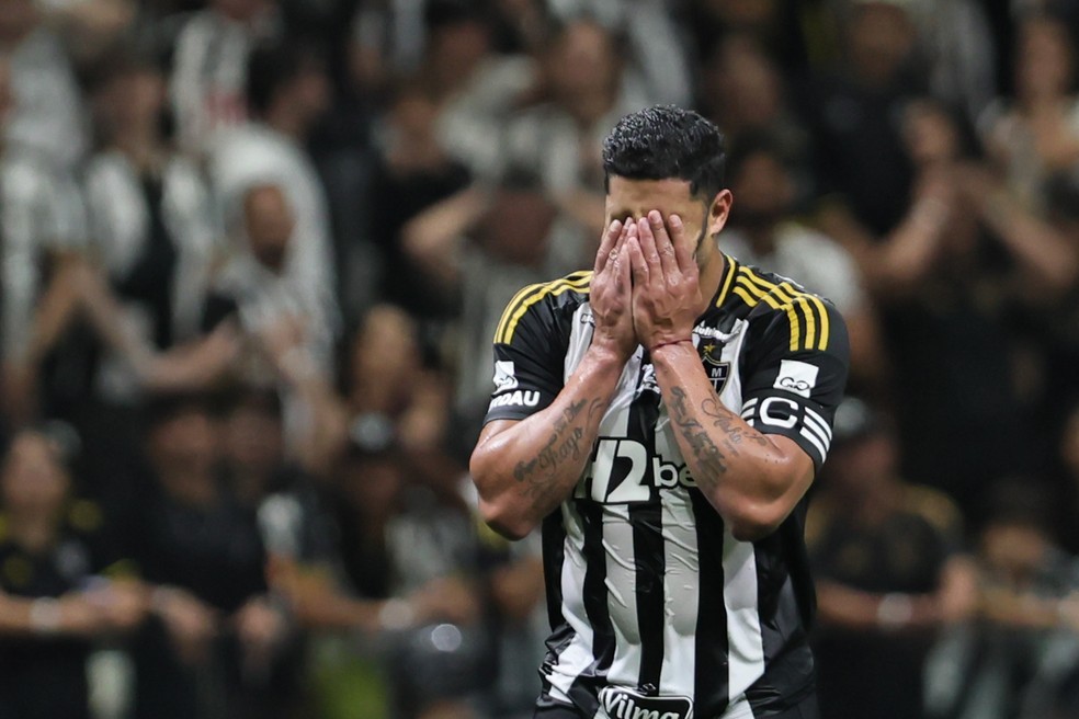 Hulk se lamenta no Atlético-MG — Foto: Gilson Lobo/AGIF