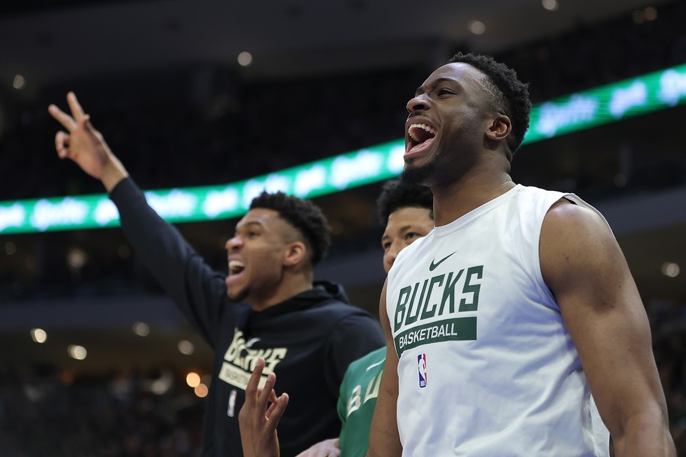 Thanasis Antetokounmpo no Bucks com Giannis ao fundo — Foto: Stacy Revere/Getty Images