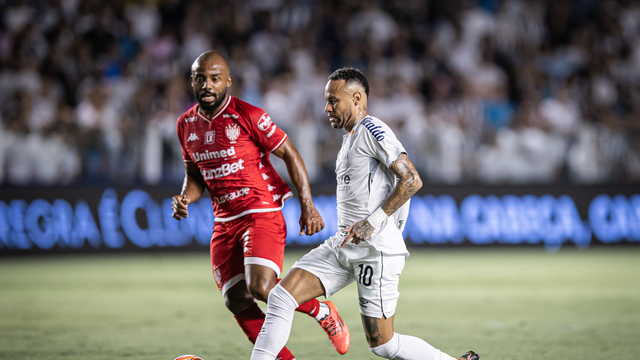 Neymar em ação no jogo do Santos contra o Noroeste