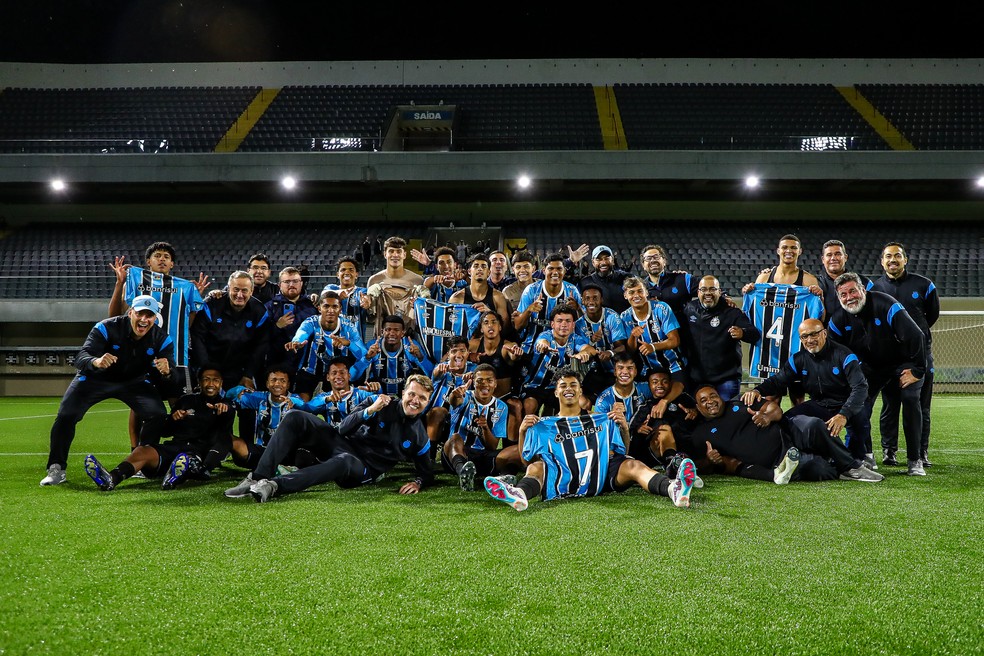 Time sub-17 do Grêmio após eliminar o Palmeiras — Foto: Angelo Pieretti/Grêmio