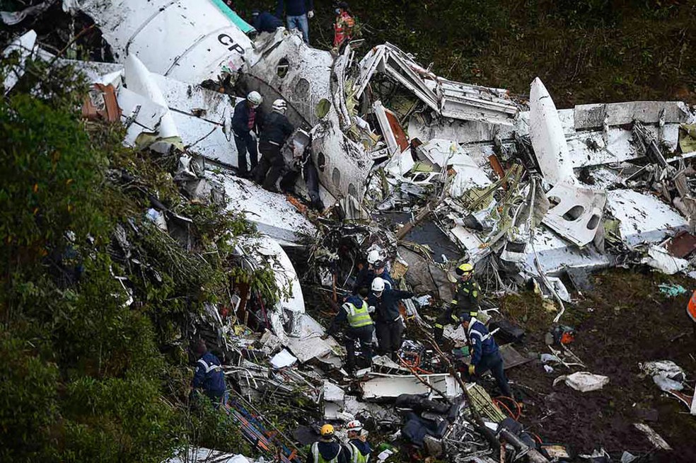 Avião que levava a delegação do Verdão caiu nas proximidades de Medellín — Foto: Raul Arboleda/AFP