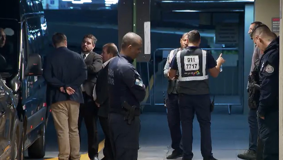Esquema de segurança na chegada de Ancelotti no Galeão — Foto: Reprodução
