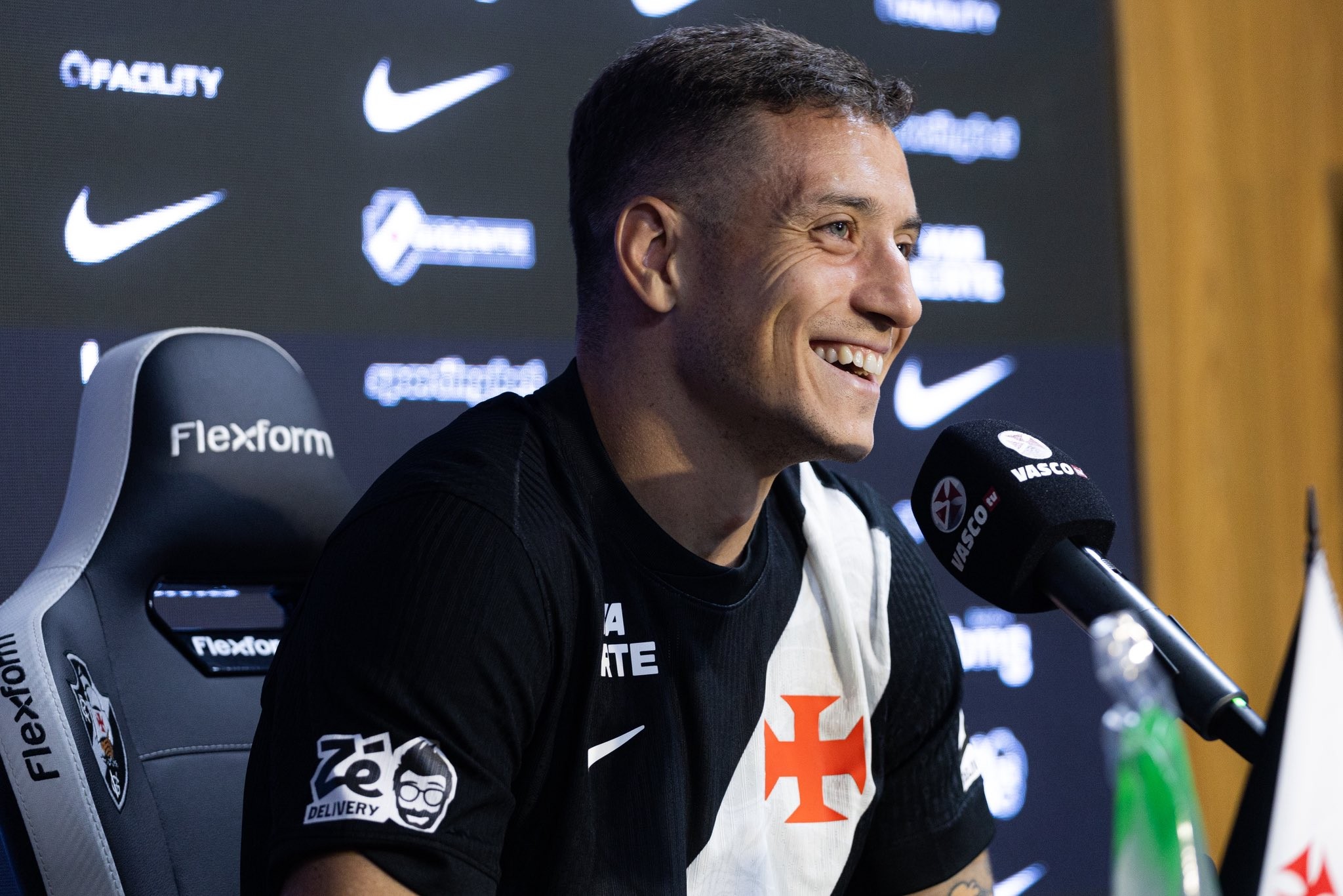 Bruno Duarte em treino do Vasco com a camisa do clube
