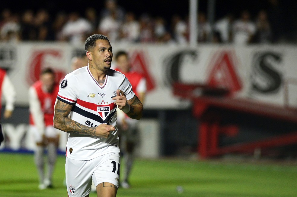 Luciano comemora gol pelo São Paulo contra Talleres na Libertadores — Foto: Marcos Ribolli
