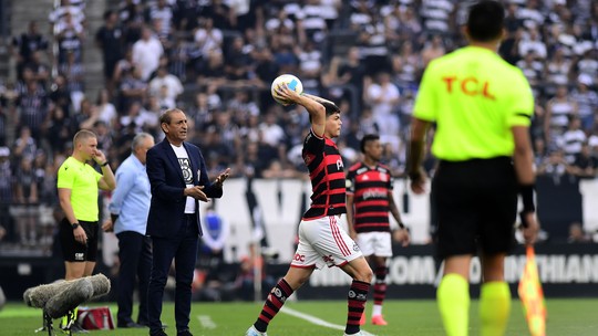 "Tenham muito cuidado com o Corinthians": Emiliano dá recado a árbitros e elogia atuação do time
