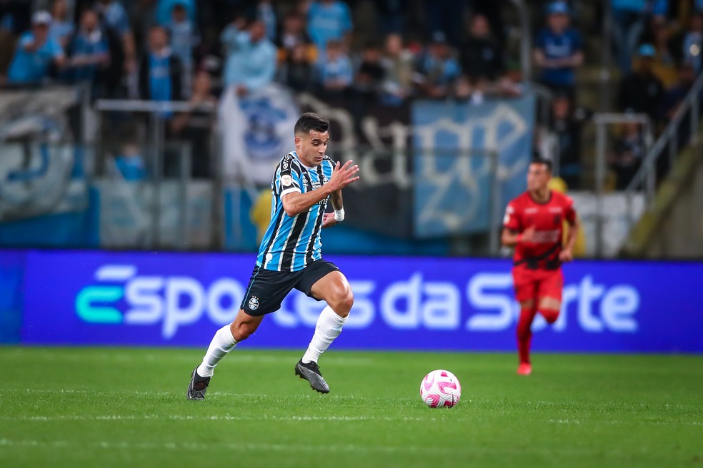 Cristaldo, meia do Grêmio, na derrota para o Athletico-PR — Foto: Lucas Uebel/Grêmio