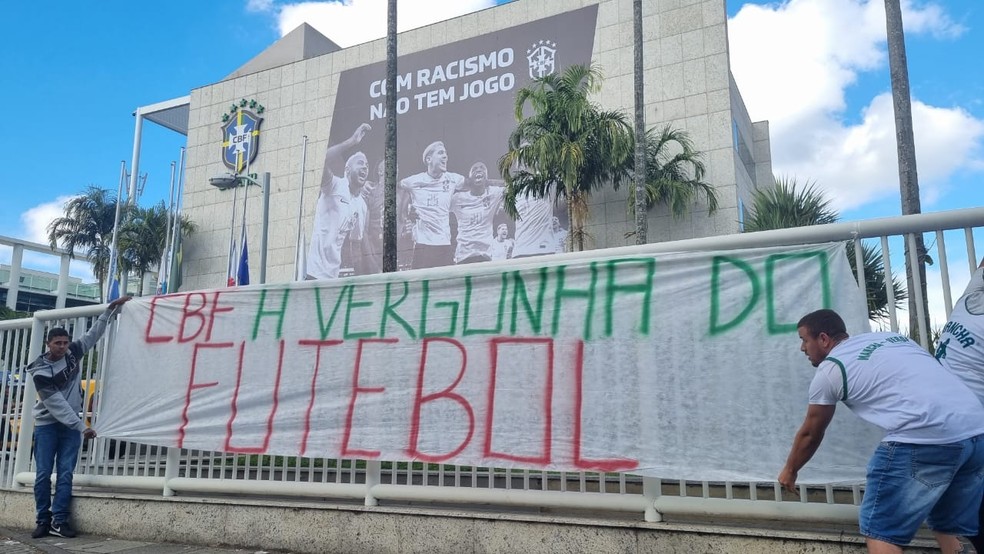Protesto da torcida do Palmeiras na CBF — Foto: Reprodução