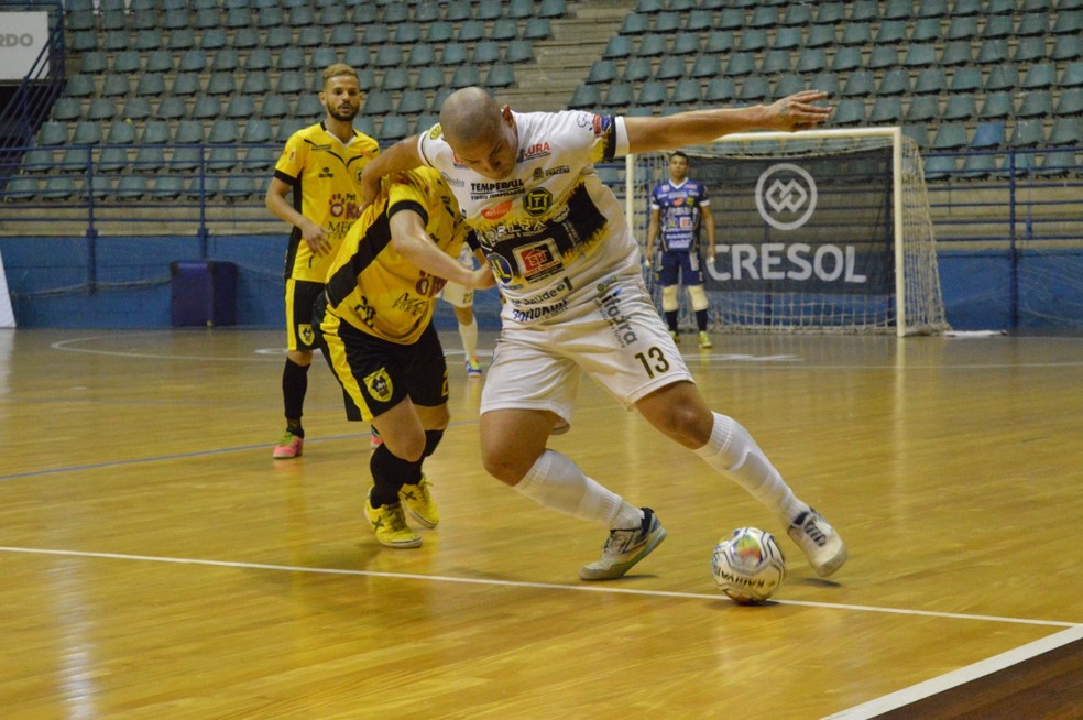 Equipe de Futsal Masculino de Bragança Paulista entra em quadra na