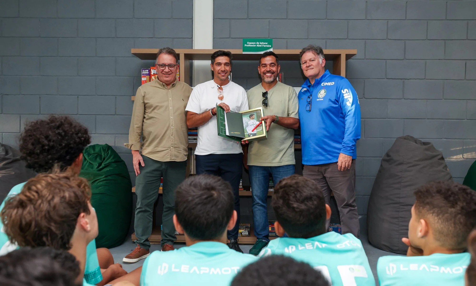 Palmeiras restringe uso de celular e inaugura espaço de leitura com nome de Abel no CT da base